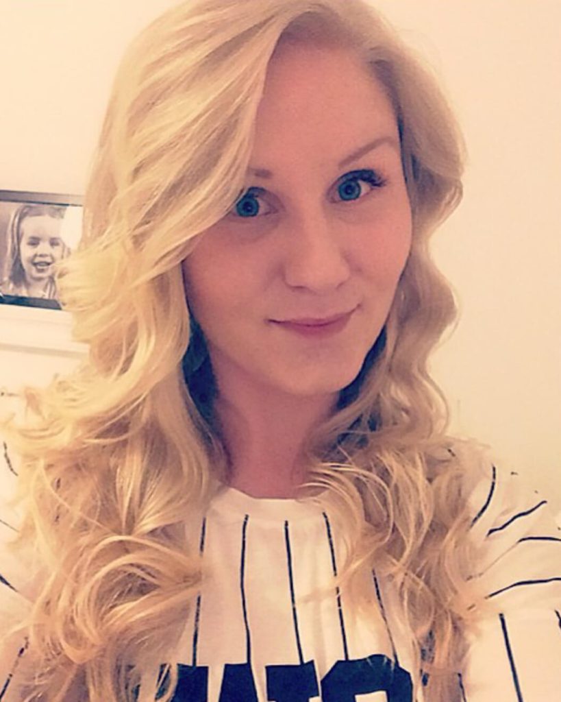 EN selfie på alexandra forsman med vit tröja