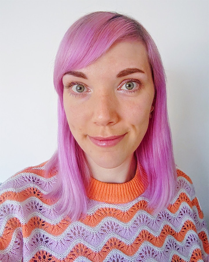 Emmeli Skoglund med rosa hår och lugg