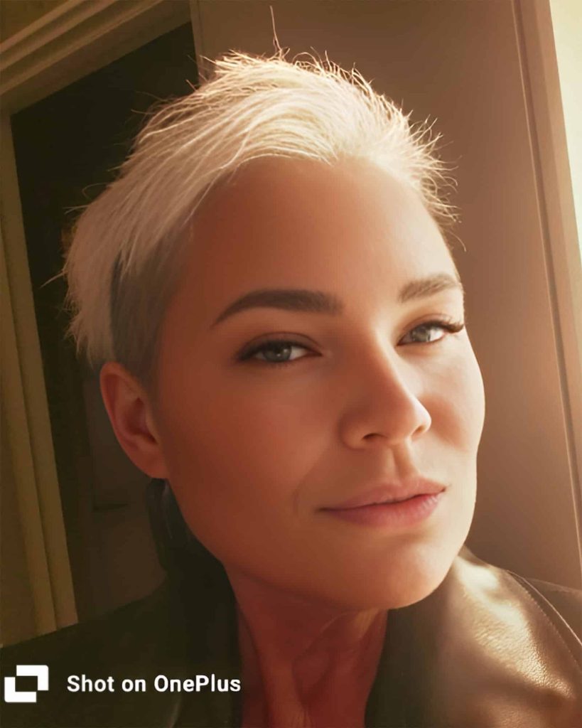 Marika Lindblom, ägare en vildungar med en Oneplus mobil